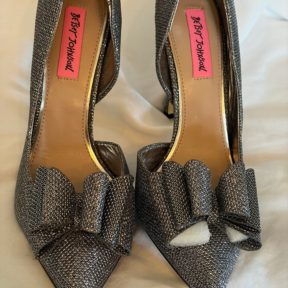 Betsey Johnson ~ Poesy Silver Bowed Stiletto Heels ~ Size 9 ~ New